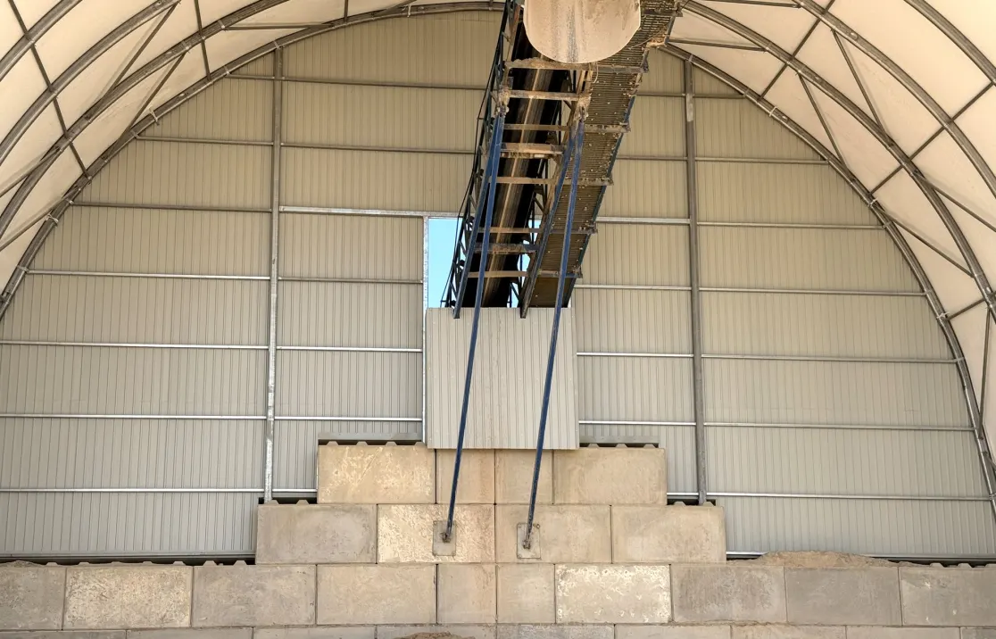 Inside the ARBENA aggregate hall: arches, gable and conveyor delivering material